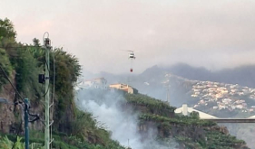 Helic&oacute;ptero "chamado" a apagar inc&ecirc;ndio