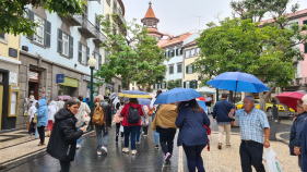 Chuva j&aacute; cai no Funchal