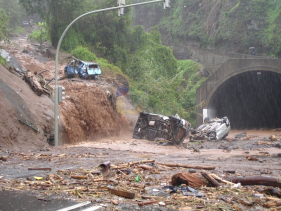 Mem&oacute;rias de uma trag&eacute;dia: v&aacute;rias viaturas arrastadas pela lama em 2010