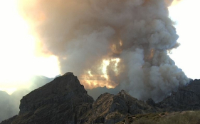 Coluna intensa de fumo vis&iacute;vel no Pico do Areeiro