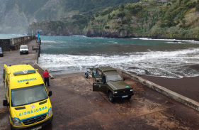 Polaco de 42 anos em apuros na praia do Seixal