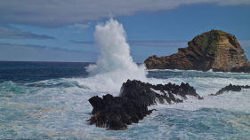 Ondula&ccedil;&atilde;o forte atrai turistas e residentes, no Porto Moniz (v&iacute;deo)