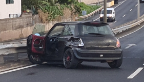 Carro choca com rails da Via R&aacute;pida (com v&iacute;deo)