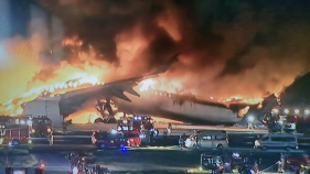 Avi&atilde;o em chamas em T&oacute;quio.