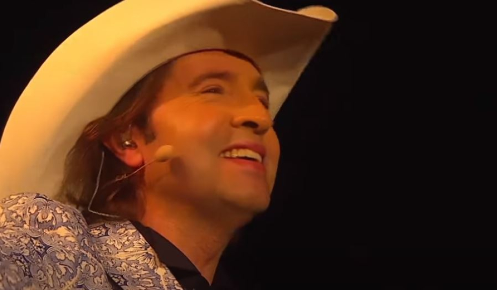 Zé Amaro canta "Ai ai ai é amor". Veja o videoclipe.