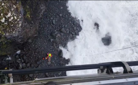 V&iacute;deo da For&ccedil;a A&eacute;rea mostra resgate de duas pessoas presas na praia do Seixal