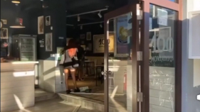 Homem vandaliza bar no Funchal (com v&iacute;deo)