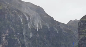 Fen&oacute;meno brutal. Vento arrasta &aacute;gua para cima