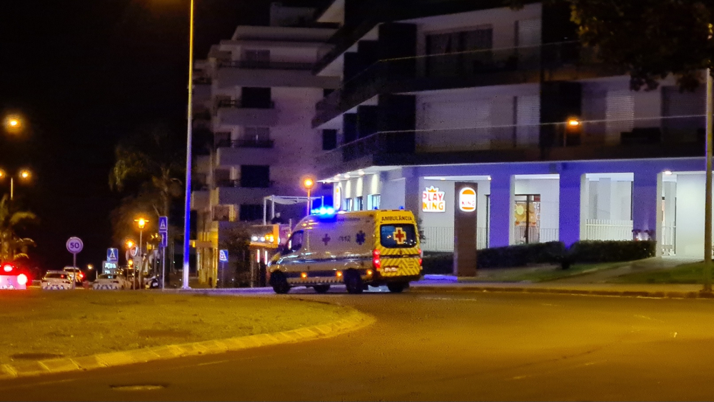 Polícia e ambulância junto à rotunda da Leroy