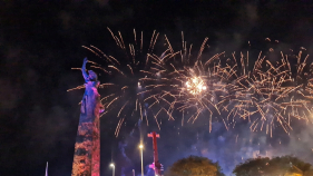 Milhares a olhar o c&eacute;u do Funchal para ver o fogo (com v&iacute;deo)