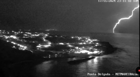 Foto do dia: Rel&acirc;mpago em Ponta Delgada