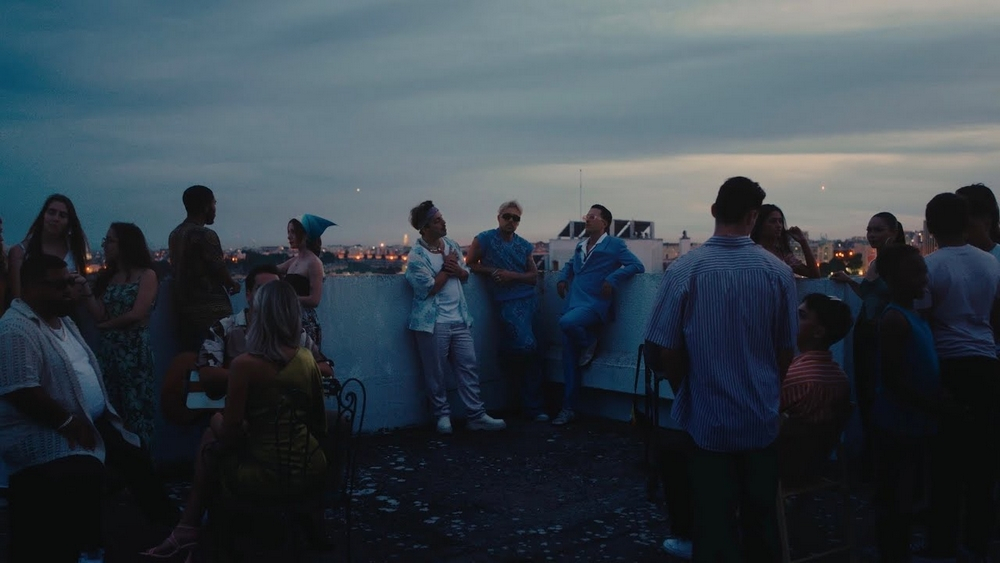 "D.A.M.A" a caminho da dupla platina. Veja o videoclipe de "Loucamente".