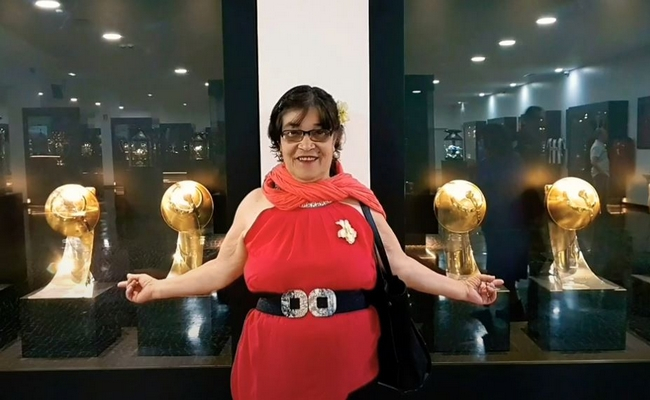Aldora Gonçalves canta "Bolas de Ouro". Veja o momento.