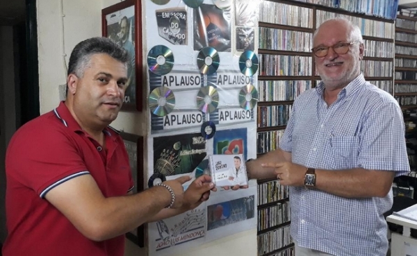 Jo&atilde;o Quintino lan&ccedil;a "Ela &eacute; um furac&atilde;o"