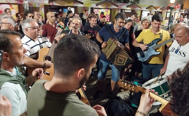 "Dupla de Dois" canta "No Tengo Dinero" (vídeo)