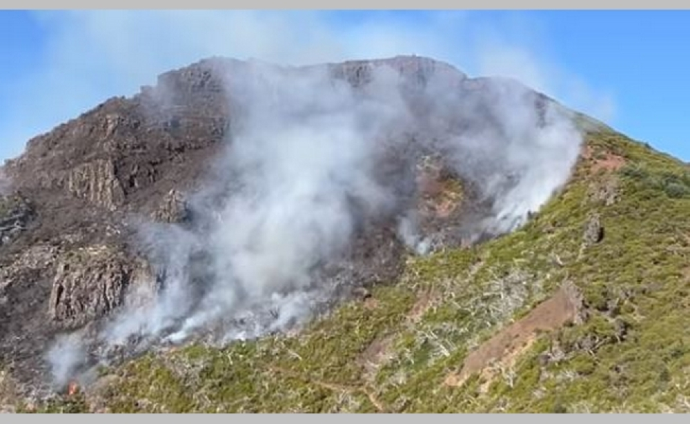 Pico Ruivo continua a arder