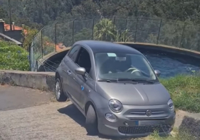 Carro &agrave; beira de um tanque