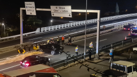 Carro bate contra rail na Via R&aacute;pida (com v&iacute;deo)