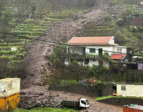 Derrocada no Curral das Freiras causa preju&iacute;zos em viaturas.