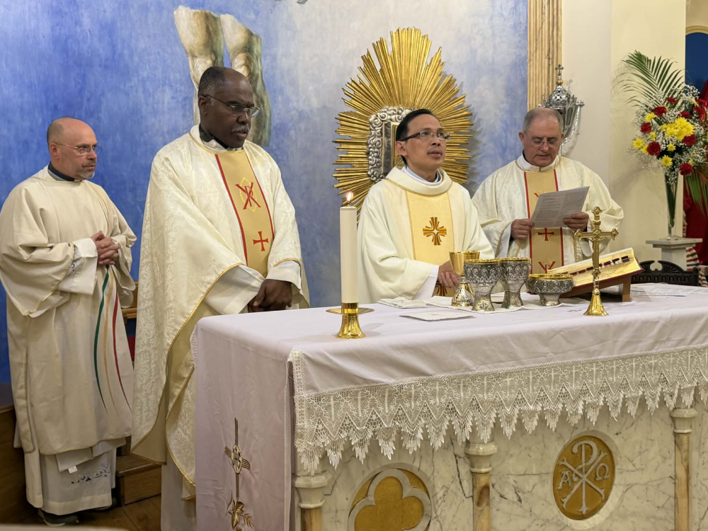 Igreja Scalabrini, em Londres, reúne fiéis de várias nacionalidades na celebração da Quinta-Feira Santa