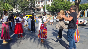 Grupo Folcl&oacute;rico Juvenil da Camacha ensina turistas a bailar (com v&iacute;deo)