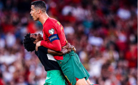Ronaldo levantado no ar por adepto no Portugal-B&oacute;snia. Veja o momento