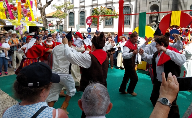 "Baila que baila": grupo de folclore da Calheta