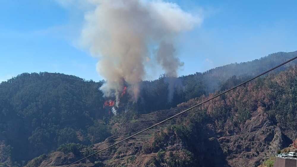 Incêndio nas serras da Ribeira Brava