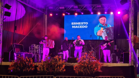 Ernesto Macedo canta "Quem tem terra". Espreite o v&iacute;deo.