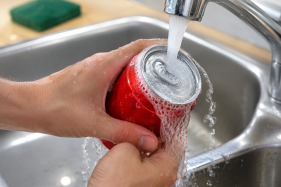 Latas de bebidas: lavar antes de beber pode evitar riscos para a sa&uacute;de