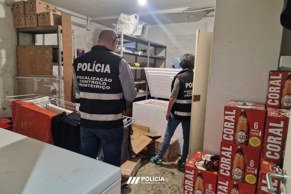 Reveladas imagens das condições onde dormiam os trabalhadores do minimercado