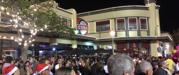 Milhares na noite do mercado