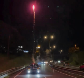 Condutor lan&ccedil;a foguetes a partir de carro em andamento (com v&iacute;deo)
