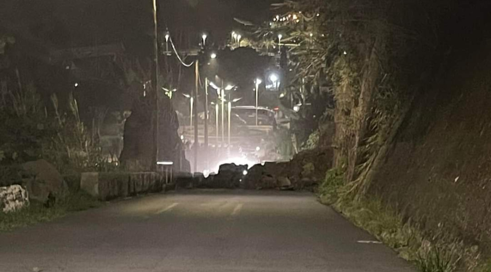 Derrocada fecha estrada na Calheta