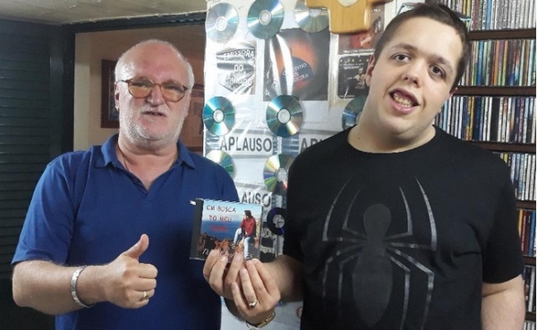 Daniel Alves lan&ccedil;a primeiro CD