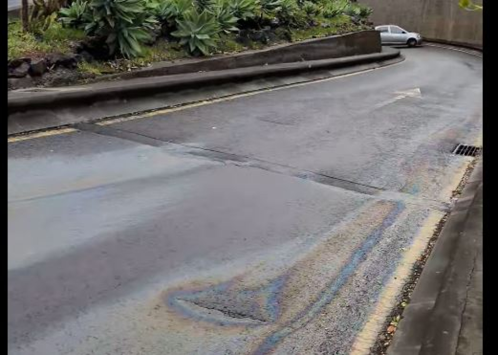 Óleo na estrada deixa carro em contramão, no Funchal (com vídeo)