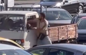Homem alterado agride condutores e provoca p&acirc;nico (com v&iacute;deo)